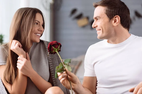 Neşeli keyifli adam elinde bir çiçek