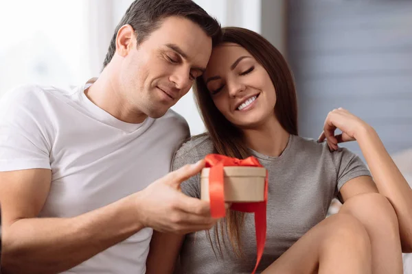 Casal feliz alegre celebrando Dia dos Namorados — Fotografia de Stock