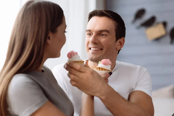 Wesoły pozytywny człowiek karmienia jego dziewczyna — Zdjęcie stockowe