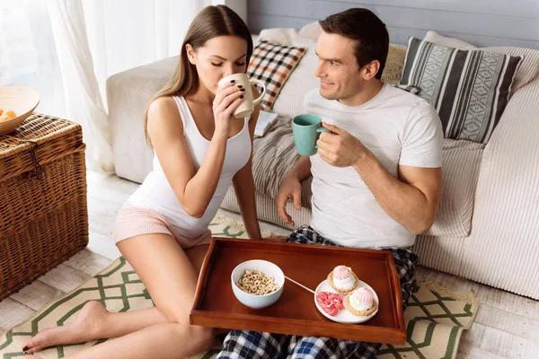 Agradable linda pareja comiendo juntos — Foto de Stock