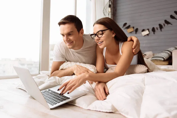 Mujer atractiva alegre presionando un botón — Foto de Stock