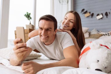 Bir selfie alarak neşeli yakışıklı adam