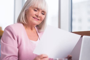 Deneyimli işkadını verilere bakarak