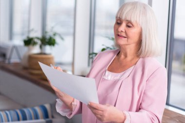 Dost canlısı yaşlı bayan bir kaynak danışmanlık