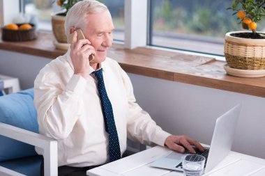 Onun telefonda konuşurken deneyimli iş adamı