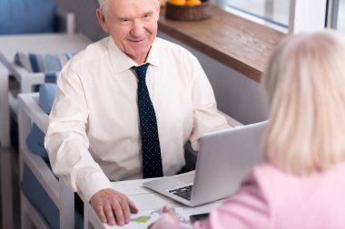 Hoş yönetici ortağı için konuşuyor