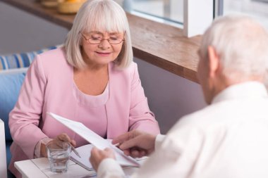 Bir şeyler açıklamaya ciddi profesyonel kadın