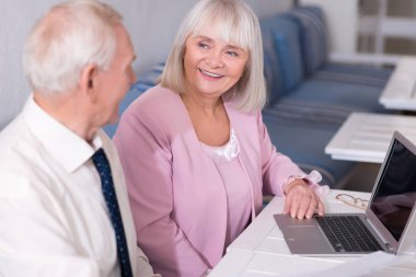 Hoş istişare sahip iş arkadaşları