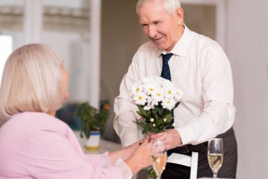 Çiçek veren cesur yakışıklı adam