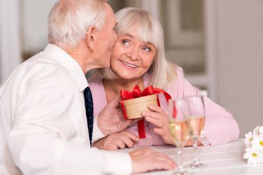 Tatlı üst düzey çift onların aşk kutlama