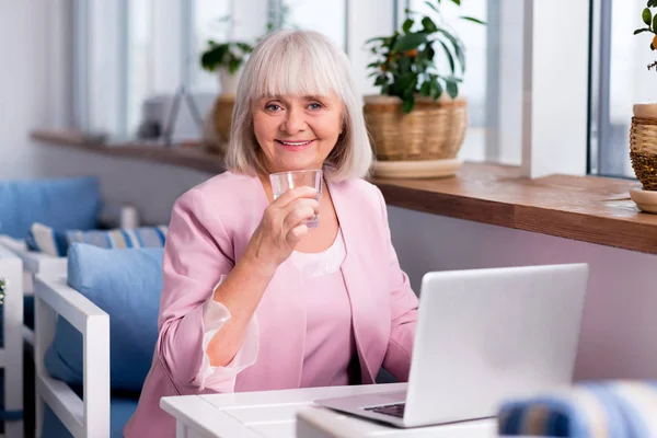 Empresaria salida tomando un vaso de agua — Foto de Stock