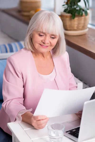 Grande dame enthousiaste étudiant le rapport — Photo