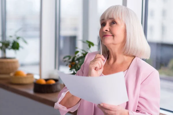 Madura mujer de negocios pensando en los negocios — Foto de Stock