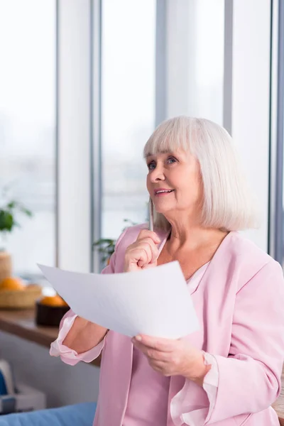 Pensiero carino signora sognando — Foto Stock