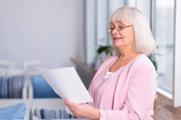 Professionelle ältere Frau liest ein Dokument — Stockfoto