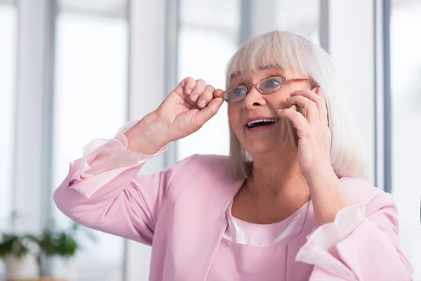 Känslomässiga mogen kvinna talar med någon på telefon — Stockfoto