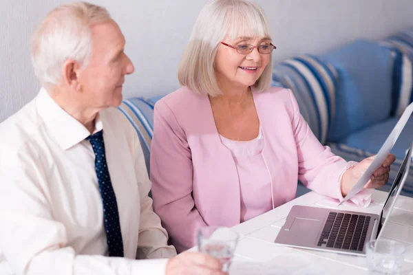 Excited business lady demonstrating useful data — Stock Photo, Image