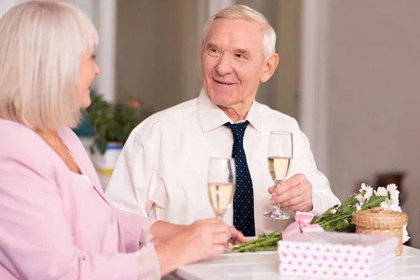 Красивая пара пожилых людей разговаривают — стоковое фото