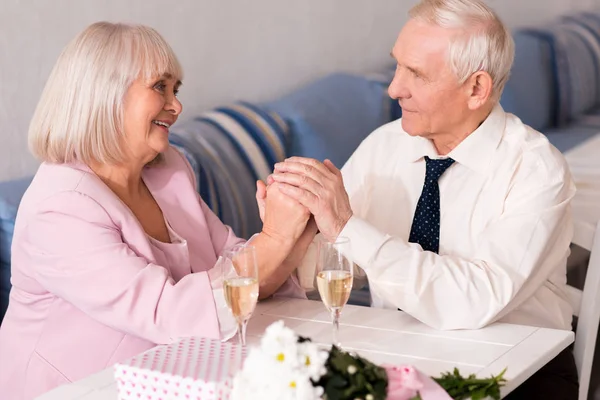 Preciosa pareja de ancianos cogidos de la mano — Foto de Stock