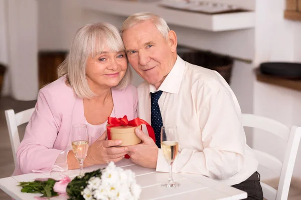 Feliz pareja de ancianos celebrando aniversario — Foto de Stock