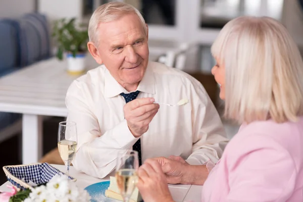 Anciano dando a su señora un pastel — Foto de Stock