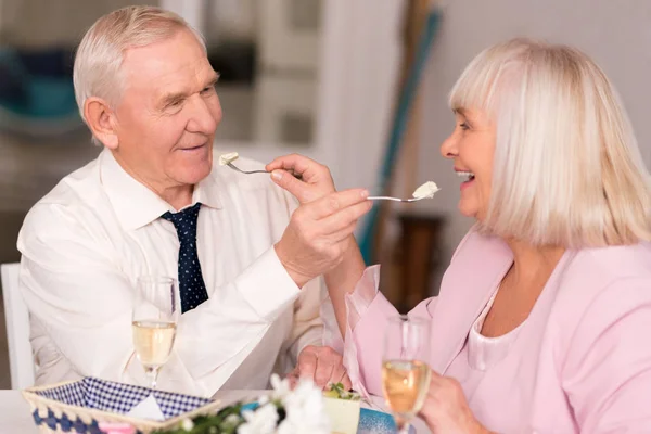 Adorable pareja de ancianos siendo lindo — Foto de Stock