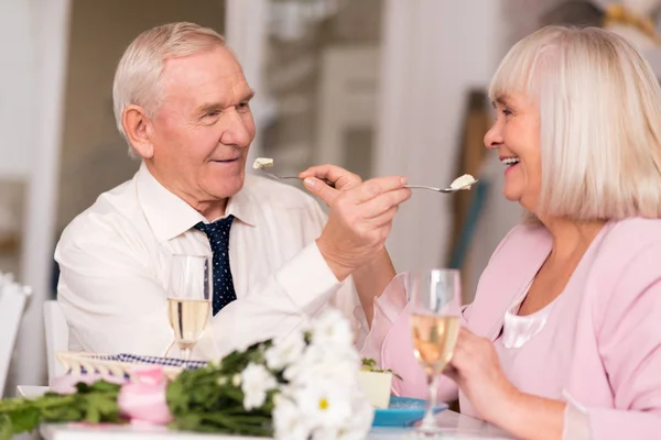 Riendo pareja mayor comiendo pastel — Foto de Stock
