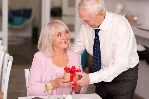 Χαρά ηλικιωμένη γυναίκα, κρατώντας ένα δώρο — Φωτογραφία Αρχείου