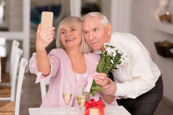 Mujer mayor linda tomando una foto en su teléfono — Foto de Stock