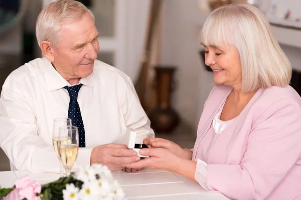 Piacevole uomo anziano proponendo alla sua signora — Foto Stock
