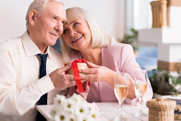 Два радостных пожилых человека разделяют приятный момент — стоковое фото