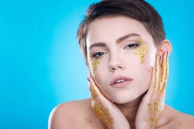 Güzel professioanl model mavi arka plan üzerinde poz