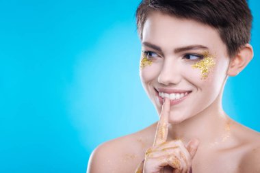 Neşeli model mavi arka plan üzerinde poz