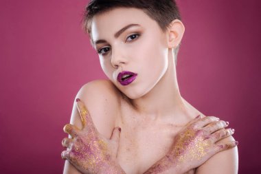 Professioanl genç model pembe arka plan poz