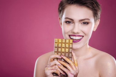 Neşeli kadın holding çikolata bar