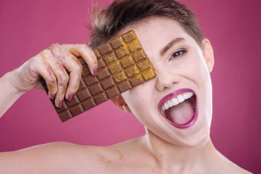 Güzel memnun kadın holdigng çikolata bar