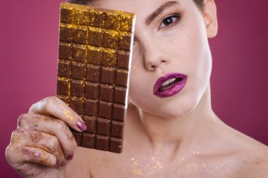 Hoş kadın çikolata ile poz