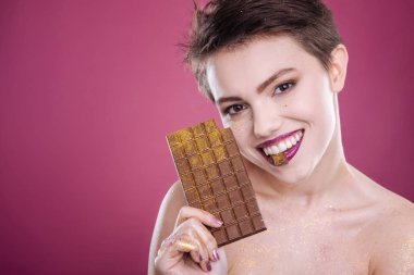 Neşeli kadın holding çikolata bar