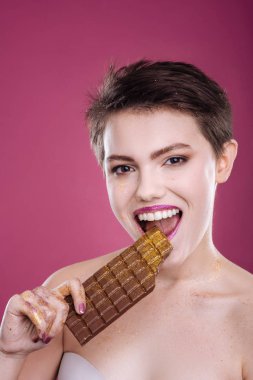 Neşeli kadın yeme çikolata bar