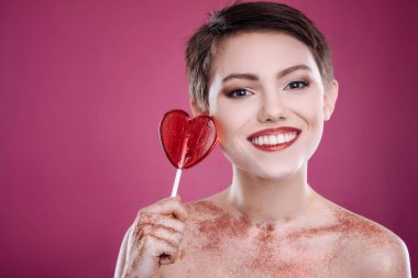 Neşeli mutlu kadın holding lolipop