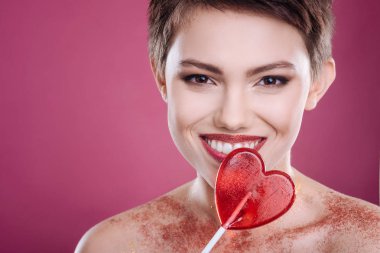 Neşeli kadın lolipop ile poz