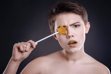 Lolipop ile poz duygusal genç kadın