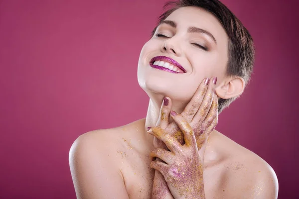 Mujer alegre posando sobre fondo rosa — Foto de Stock