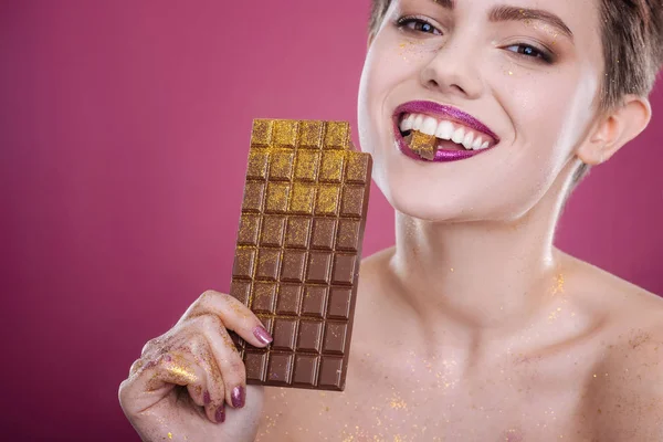 Çikolata yemek hoş gülümseyen kadın