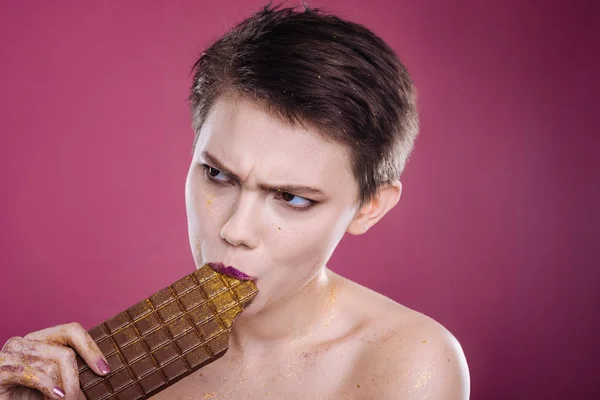 Piacevole donna mangiare barretta di cioccolato — Foto Stock