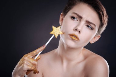 Lolipop ile poz çekici genç kadın