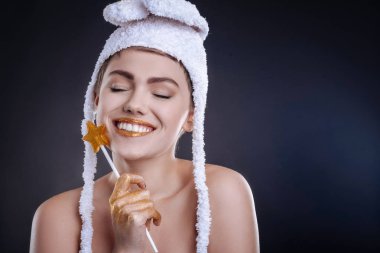 Neşeli kadın holding lolipop