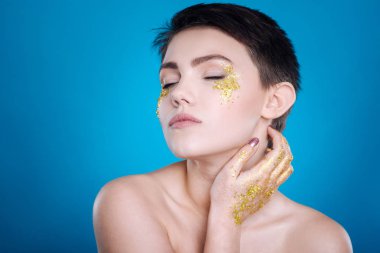 Mavi arka planı poz hoş genç kadın