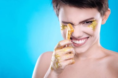 Neşeli kadın lolipop ile eğleniyor