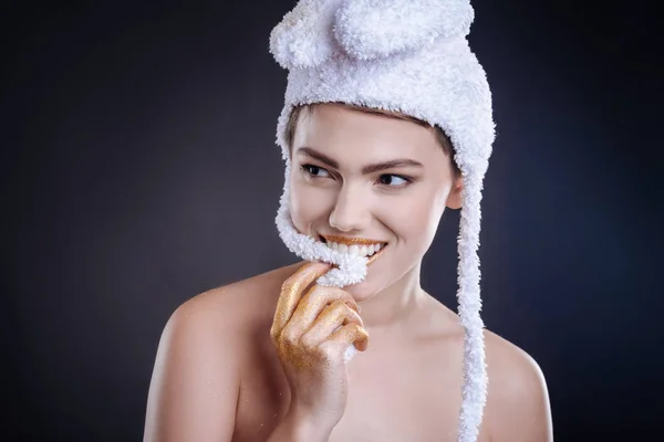 Wanita ceria berpose dengan topi lucu — Stok Foto